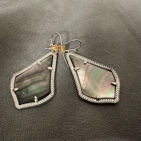 Kendra Scott Jewelry - Kendra Scott grey shell earrings
